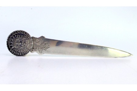 Abre cartas em prata com moeda no cabo e gravados.